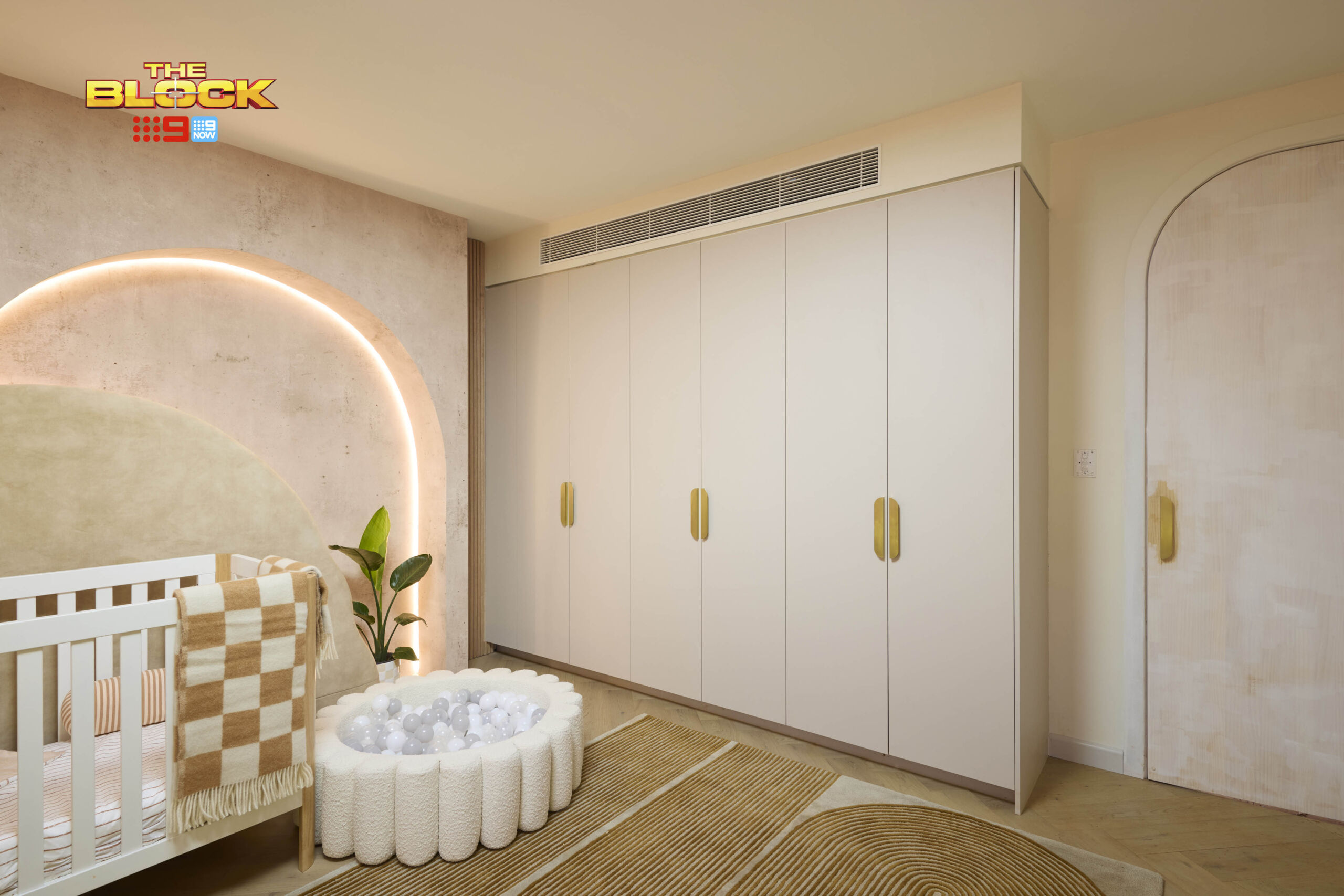 built-in-wardrobe-with-flat-doors-gold-handles