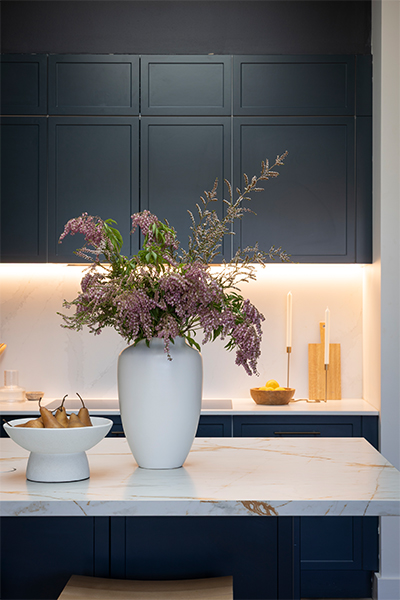 Luxurious kitchen island with ample prep space and seating, topped with marble-effect Dekton Reverie surface.